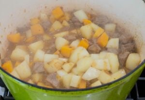 cook potato, beef for Charquicán