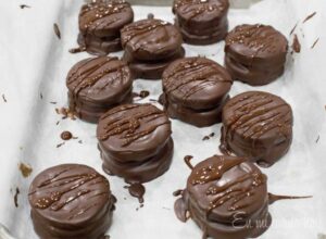 Decorated chocolate alfajor