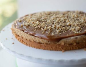 Walnut cake, layer of dulce de leche and walnuts