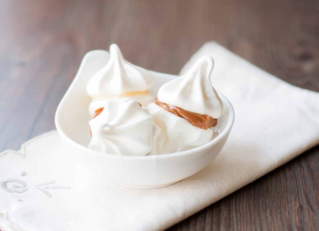 Meringues with Dulce de Leche