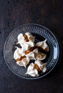 Meringue kisses with Dulce de Leche