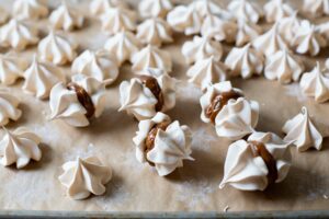 Meringue kisses with Dulce de Leche