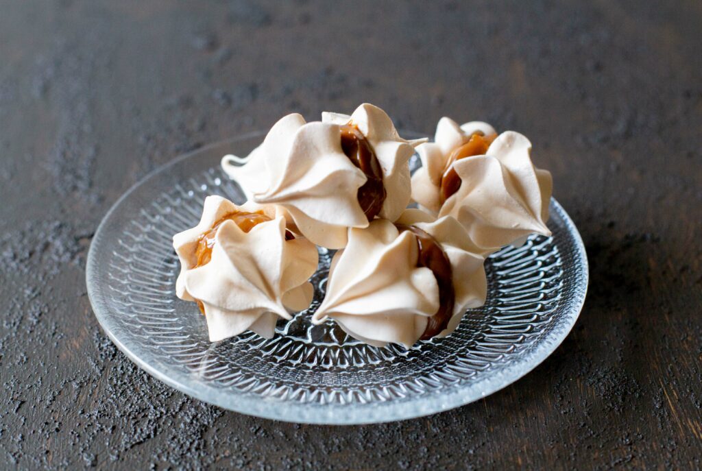 Meringue kisses with Dulce de Leche