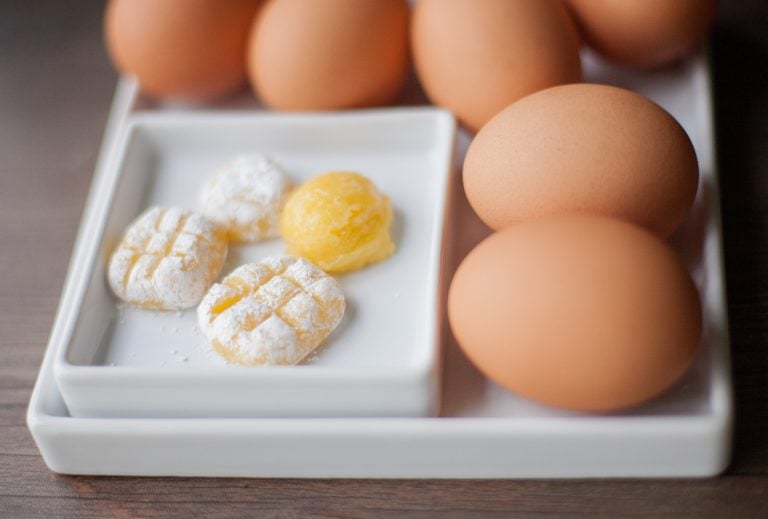 Huevo mol Egg Yolk Candy