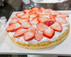 Layer of cake, with cream and strawberry