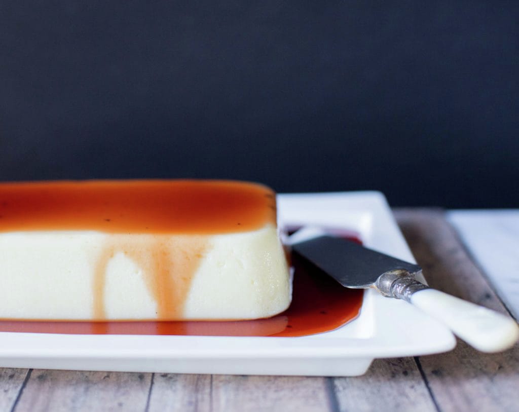 Semolina pudding with wine sauce