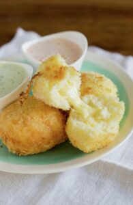 Papas rellenas con queso
Stuffed potatoes with cheese