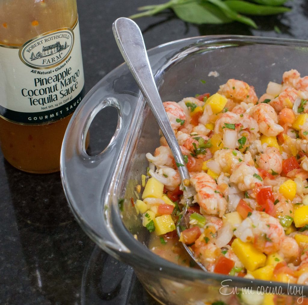 Ensalada de langostinos, mango y tomate