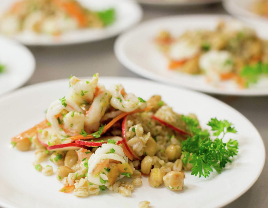 Comida chilena en Houston Ensalada de mote, garbanzos y langostinos