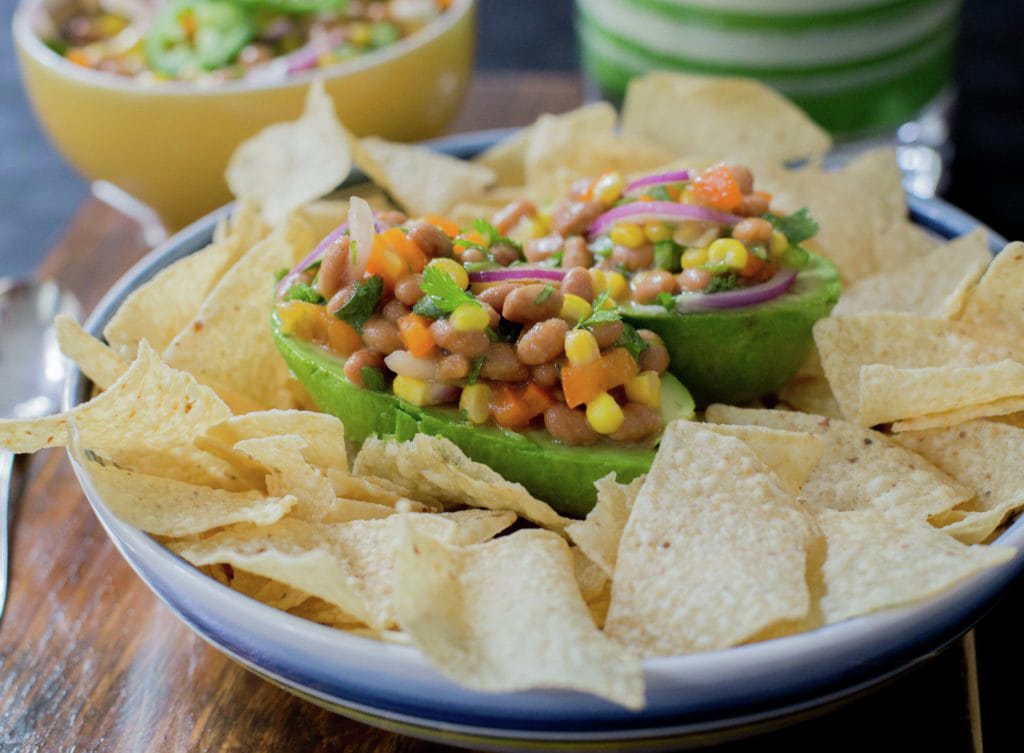 Palta rellena con ensalada de porotos