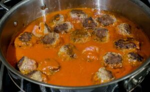 Tomato sauce with meatballs