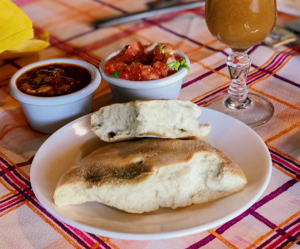 Pebre con pan amasado