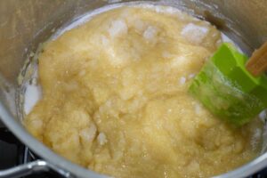 Cooking the quince paste