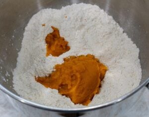 Adding pumpkin on flour