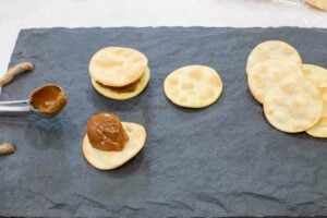 Filling alfajores with Dulce de Leche