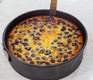 Unmolding the ricotta kuchen