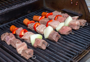Grilling the anticuchos.