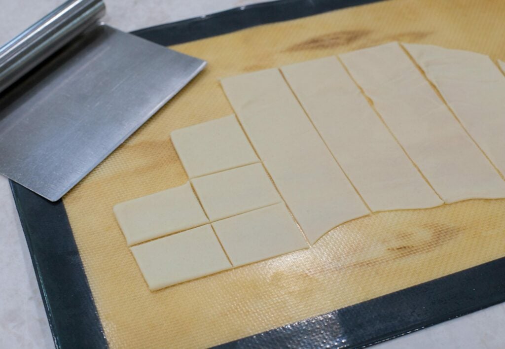 Cutting the dough for pantrucas.