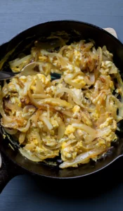 Huevo revueltos con cebolla
Scrambled eggs with onions
