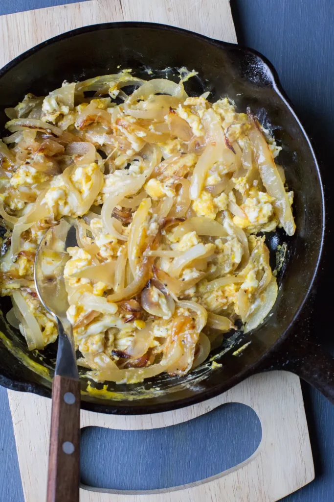 Huevos revueltos con cebolla
Scrambled eggs with onions