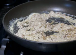 Tuna and media crema on the pan.