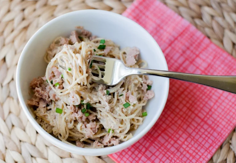 Spaghetti with tuna. Tallarines con atún.