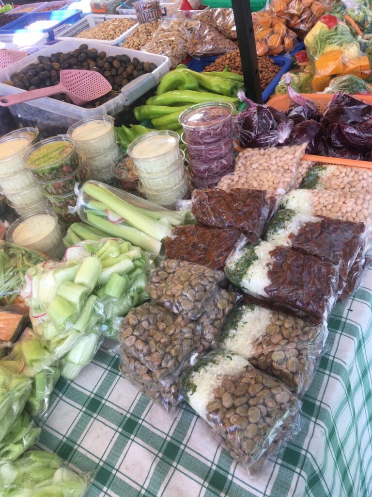 Salads mix at market in Chile
Habas
Broad beans