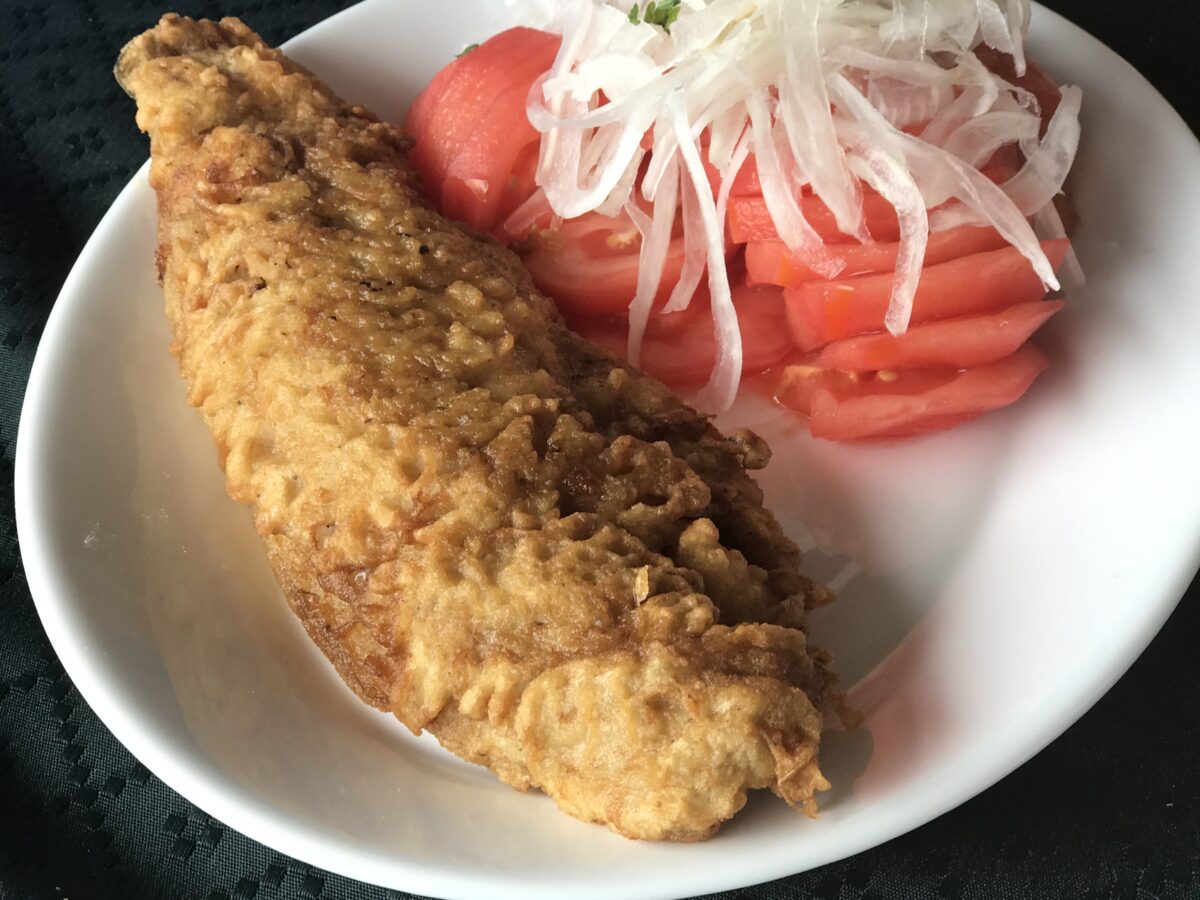 pescado frito con ensalada chilena
Fried fish